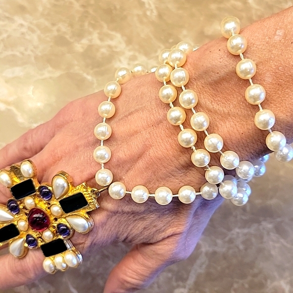 Faux Pearl Necklace with Multi-colored Gemstones in Pendant - Picture 6 of 17